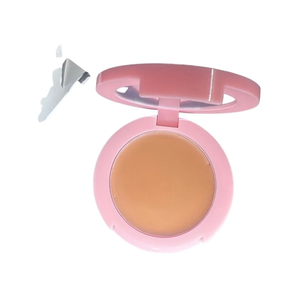CREAM BRONZER IN BEACH BABE A flawless sun-kissed finish, your go-to companion.‍